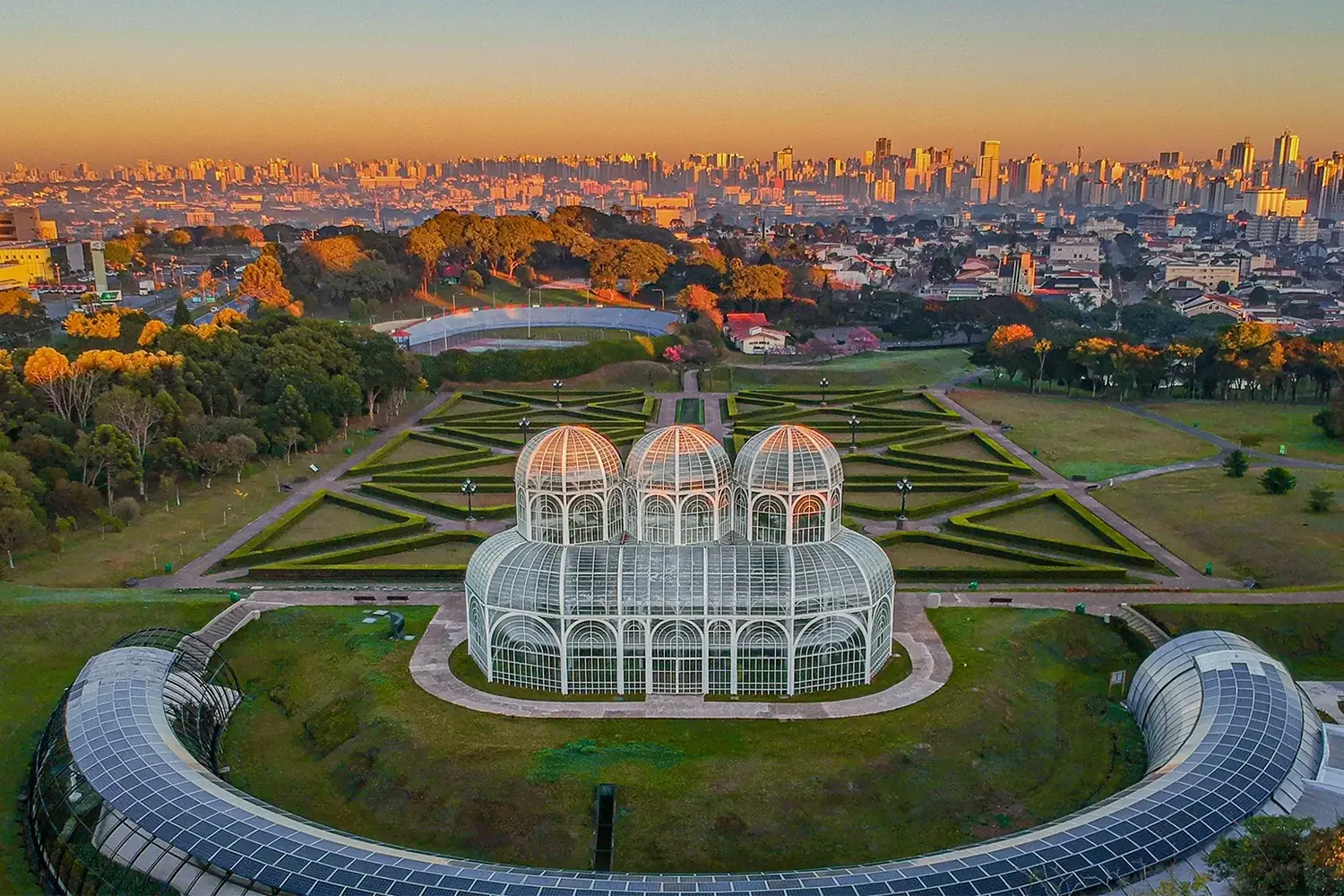 mercado imobiliário em Curitiba com vista urbana da cidade