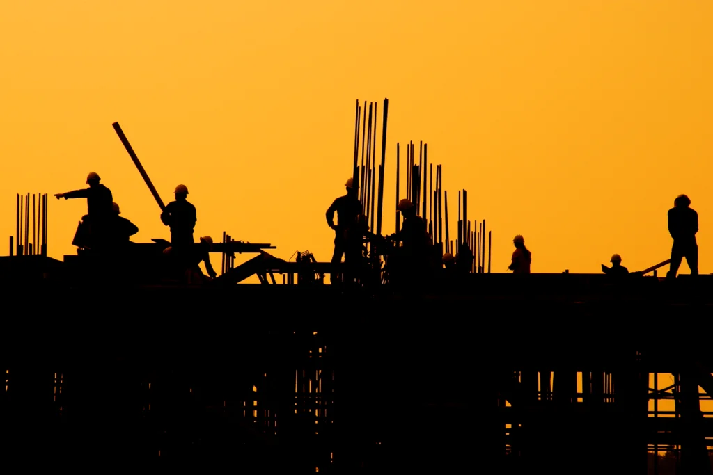 Mão de obra na construção civil em canteiro com engenharia e tecnologia