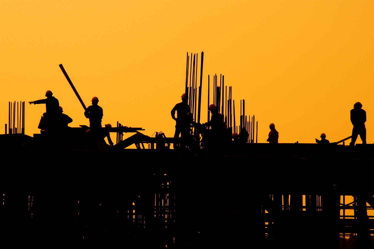 Mão de obra na construção civil em canteiro com engenharia e tecnologia